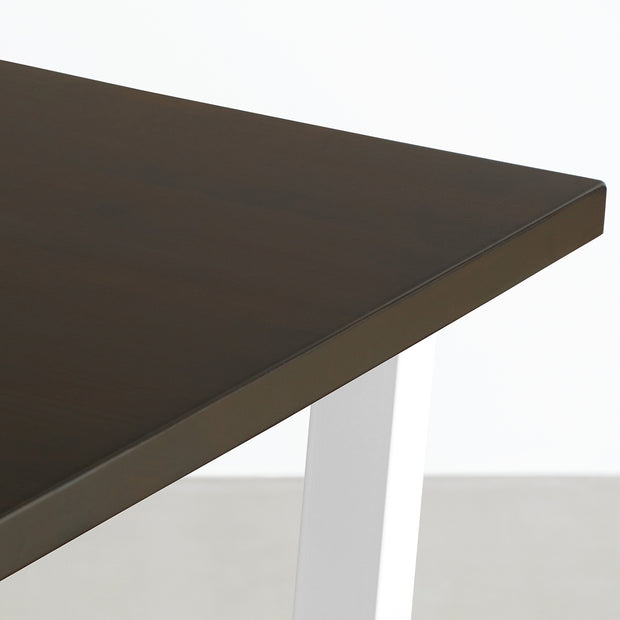 KANADEMONOのラバーウッドブラックブラウン天板にホワイトのトラペゾイド鉄脚を組み合わせたシンプルモダンなテーブル（角）