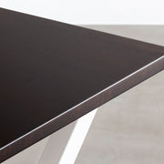 KANADEMONOのラバーウッドブラックブラウン天板にホワイトのXライン鉄脚を組み合わせた、Block&Tray配線孔つき幅特寸大型テーブル（角）