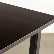 KanademonoのラバーウッドBlackBrown天板とマットクリア塗装仕上げのトラぺゾイド型鉄脚を組み合わせたテーブル（天板クローズ）