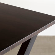 KanademonoのラバーウッドBlackBrown天板とマットクリア塗装仕上げのXラインの鉄脚を組み合わせたテーブル（天板クローズ）