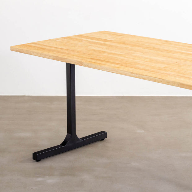 かなでもののナチュラルテイストなラバーウッドとマットブラックのI型の鉄脚を使用したシンプルモダンなテーブル（斜め）