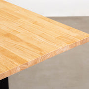 かなでもののナチュラルテイストなラバーウッドとマットブラックのI型の鉄脚を使用したシンプルモダンなテーブル（天板・クローズアップ）