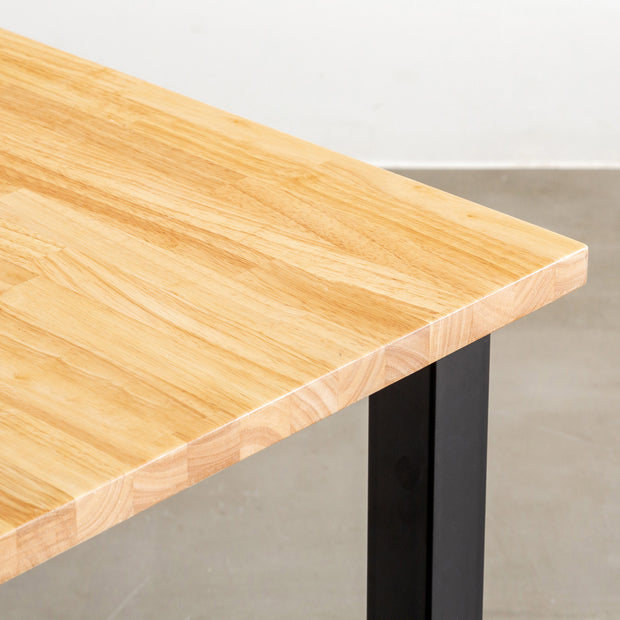 かなでもののナチュラルテイストなラバーウッドとマットブラックのスクエアバー鉄脚を使用したシンプルモダンなテーブル（天板・クローズアップ）