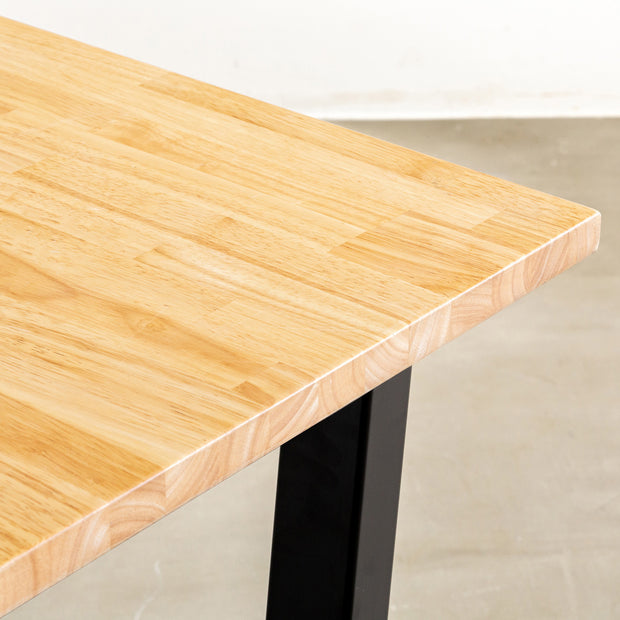 かなでもののナチュラルテイストなラバーウッドとマットブラックのトラペゾイド鉄脚を使用したシンプルモダンなテーブル（天板・クローズアップ）