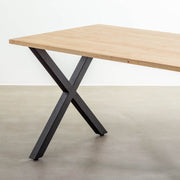 かなでもののナチュラルテイストなラバーウッドとマットブラックのX型の鉄脚を使用したシンプルモダンなデザインのテーブル（斜め）