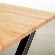 かなでもののナチュラルテイストなラバーウッドとマットブラックのX型の鉄脚を使用したシンプルモダンなデザインのテーブル（天板・クローズアップ）