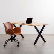 かなでもののナチュラルテイストなラバーウッドとマットブラックのX型の鉄脚を使用したシンプルモダンなデザインのテーブルの使用例2