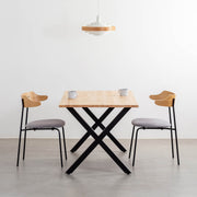 かなでもののナチュラルテイストなラバーウッドとマットブラックのX型の鉄脚を使用したシンプルモダンなデザインのテーブルの使用例1