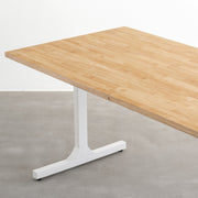 かなでもののラバーウッドとホワイトのIライン鉄脚を組み合わせたシンプルデザインのテーブル（斜め）