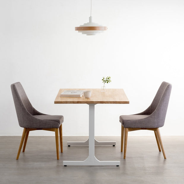 かなでもののラバーウッドとホワイトのIライン鉄脚を組み合わせたシンプルデザインのテーブル使用例1