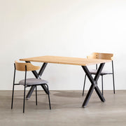 KanademonoのラバーウッドNatural天板とマットクリア塗装仕上げのXラインの鉄脚を組み合わせたテーブル使用例3