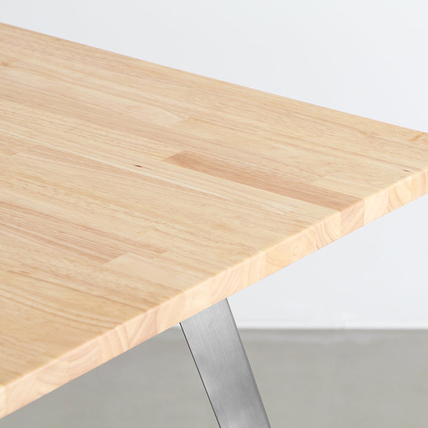KANADEMONOのラバーウッドナチュラル天板とフラットピン型ステンレス脚を組み合わせたシンプルなテーブル（天板）