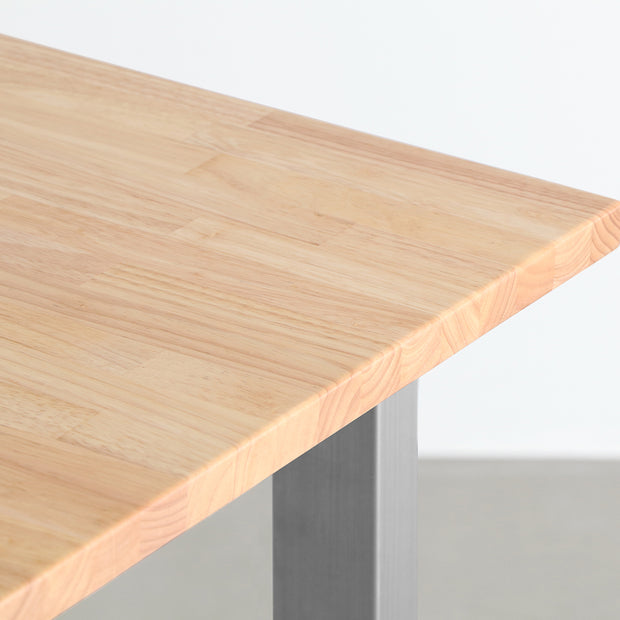 KANADEMONOのラバーウッドナチュラル天板とスクエア型ステンレス脚を組み合わせたシンプルなテーブル（天板）