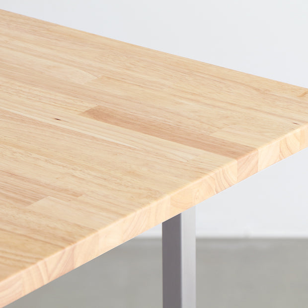 KANADEMONOのラバーウッドナチュラル天板とT型ステンレス脚を組み合わせたシンプルなテーブル（天板）