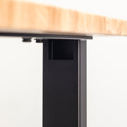 KANADEMONOのレッドオーク天板にブラックのスクエア鉄脚を組み合わせた配線孔付きテーブル（上部配線穴）