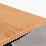 KANADEMONOのレッドオーク天板にブラックの電動昇降脚を組み合わせた、デザイン性も機能性もスマートなテーブル（角）