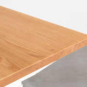 KANADEMONOのレッドオーク天板にホワイトの電動昇降脚を組み合わせた、デザイン性も機能性もスマートなテーブル（角）