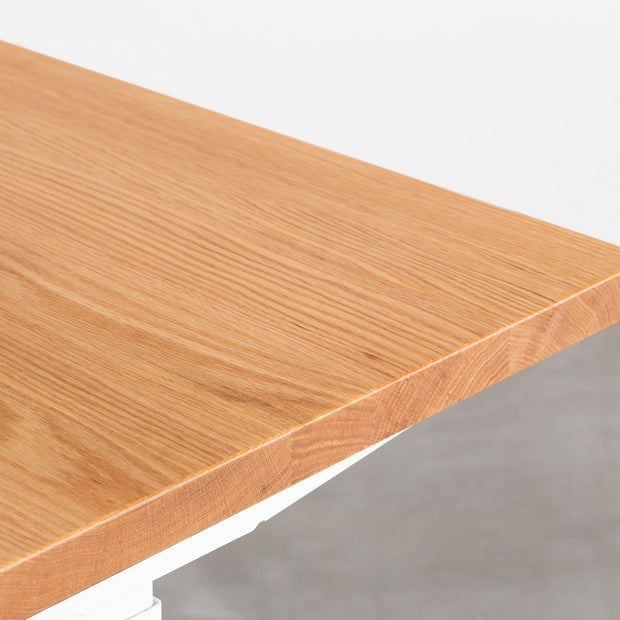 KANADEMONOのレッドオーク天板にホワイトの電動昇降脚を組み合わせた、デザイン性も機能性もスマートなテーブル（角）