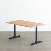 KANADEMONOのレッドオーク天板にブラックのIライン鉄脚を組み合わせたシンプルモダンなテーブル
