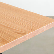 KANADEMONOのレッドオーク天板にブラックのIライン鉄脚を組み合わせたシンプルモダンなテーブル（天板厚み）
