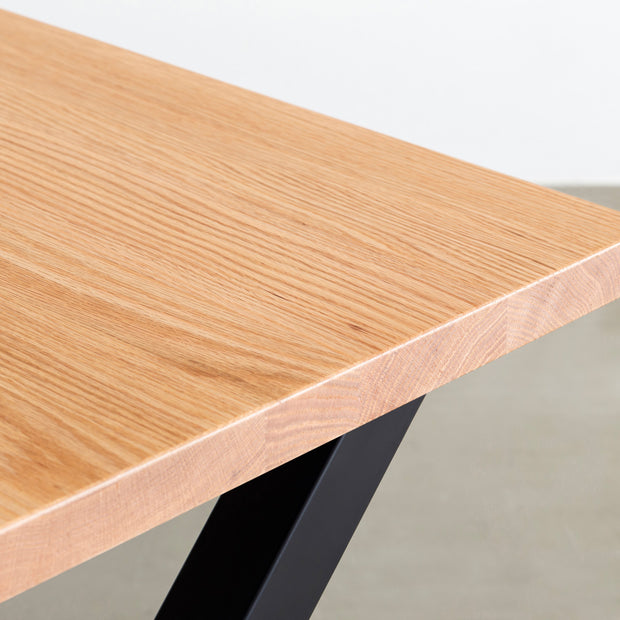 KANADEMONOのレッドオーク天板にブラックのＸライン鉄脚を組み合わせたシンプルモダンなテーブル（天板厚み）