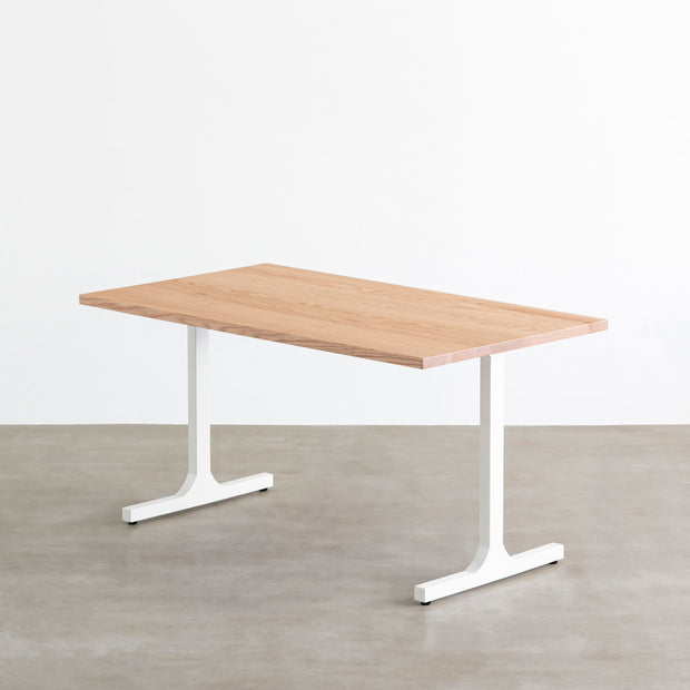 KANADEMONOのレッドオーク天板にホワイトのIライン鉄脚を組み合わせたシンプルモダンなテーブル