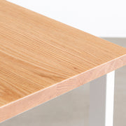 KANADEMONOのレッドオーク天板にホワイトのレクタングル脚を組み合わせたシンプルモダンなテーブル（天板厚み）