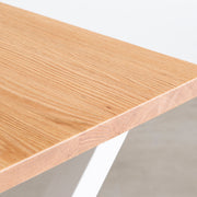 KANADEMONOのレッドオーク天板にホワイトのＸライン鉄脚を組み合わせたシンプルモダンなテーブル（天板厚み）