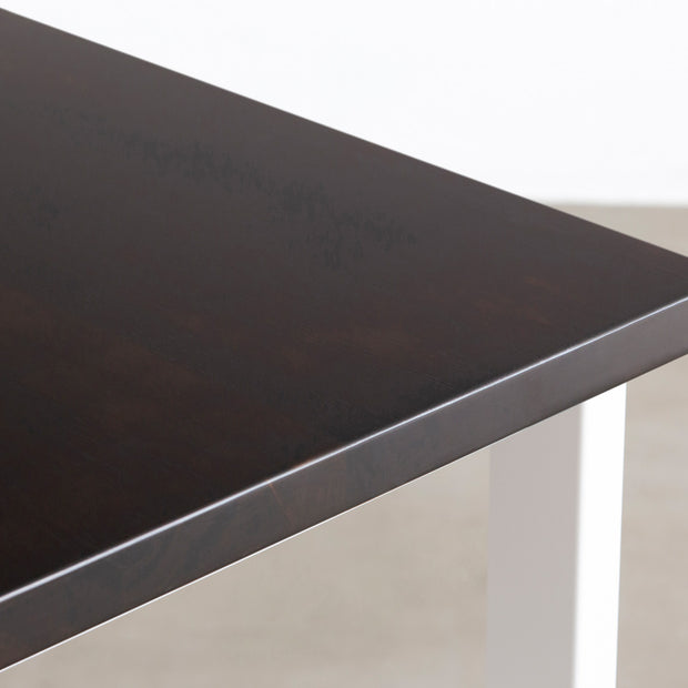 KANADEMONOのラバーウッドブラックブラウン天板にホワイトのレクタングル鉄脚を組み合わせたシンプルモダンなテーブル（天板）