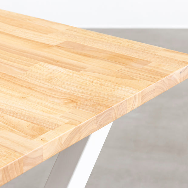 KANADEMONOのラバーウッドナチュラル天板とＸラインの鉄脚を組み合わせた、Block&Tray配線孔付き大型テーブル（角）