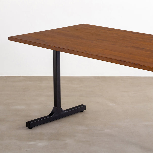 かなでもののチークブラウンのラバーウッドとマットブラックのI型の鉄脚を組み合わせたシンプルモダンなテーブル6