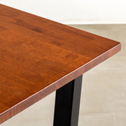 かなでもののチークブラウンのラバーウッドとマットブラックのトラペゾイド鉄脚を組み合わせたシンプルモダンなテーブル5