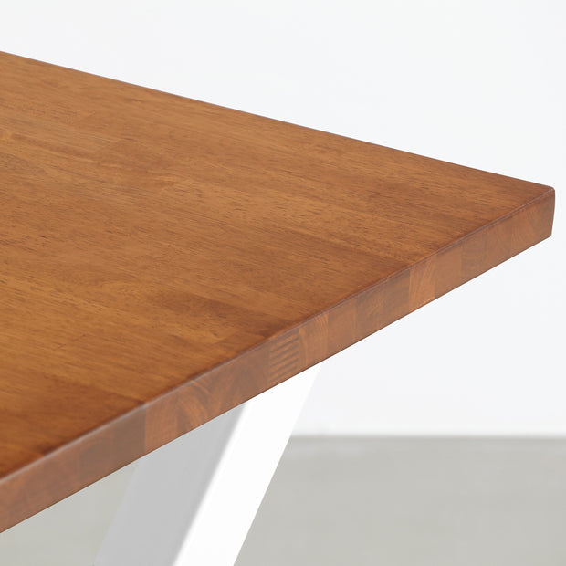 KANADEMONOのラバーウッドチークブラウン天板にホワイトのＸライン鉄脚を組み合わせたシンプルモダンなテーブル（角）