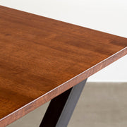 KanademonoのラバーウッドTeakBrown天板とマットクリア塗装仕上げのXラインの鉄脚を組み合わせたテーブル（天板クローズ）