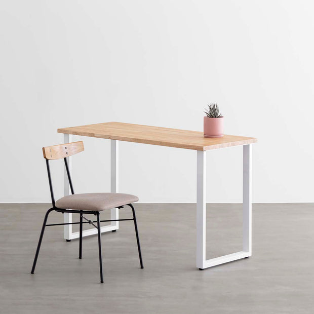 かなでもののラバーウッドとホワイトのレクタングル鉄脚を組み合わせたシンプルデザインのテーブルと椅子