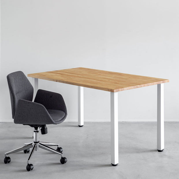 かなでもののラバーウッドとホワイトのスクエアバー鉄脚を組み合わせたシンプルデザインのテーブルと椅子