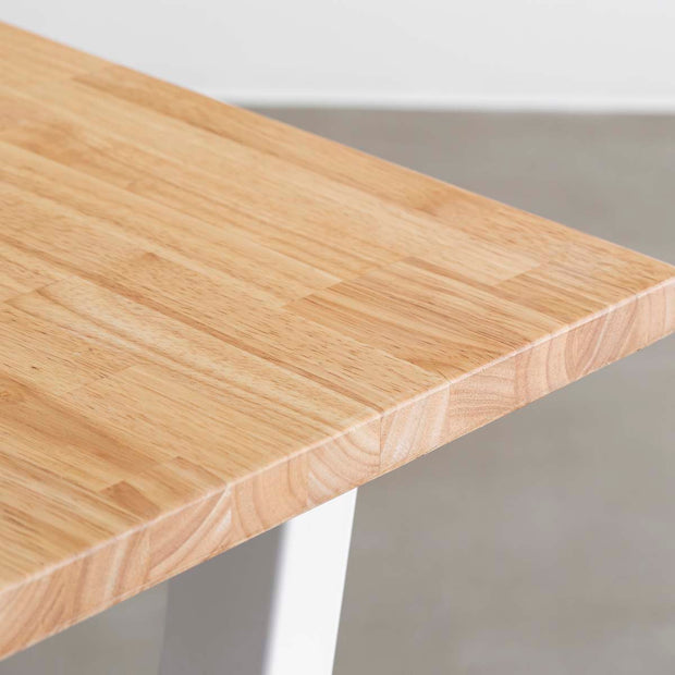 かなでもののラバーウッドとホワイトのトラペゾイド鉄脚を組み合わせたシンプルデザインのテーブル4