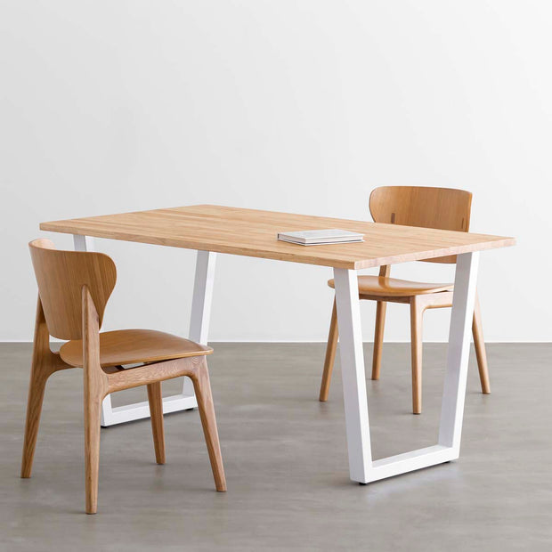 かなでもののラバーウッドとホワイトのトラペゾイド鉄脚を組み合わせたシンプルデザインのテーブルと椅子
