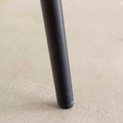かなでもののシンプルでアイアン脚のラインが綺麗なブラックのダイニングチェア（脚部分）・クローズアップ