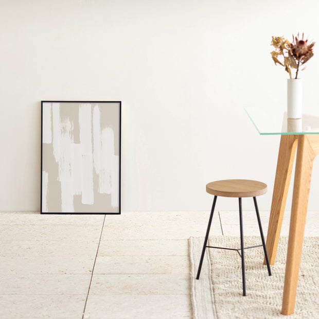 KANADEMONOのベージュとアイボリーで描かれる縦のラインがカジュアルな印象のシンプルナチュラルアートA2＋ブラックフレーム（ガラスダイニングテーブル使用例）