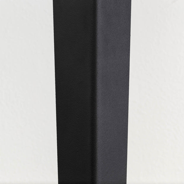 KANADEMONOのレッドオーク天板にブラックのソリッドピン鉄脚を組み合わせたシンプルモダンなテーブル（脚）