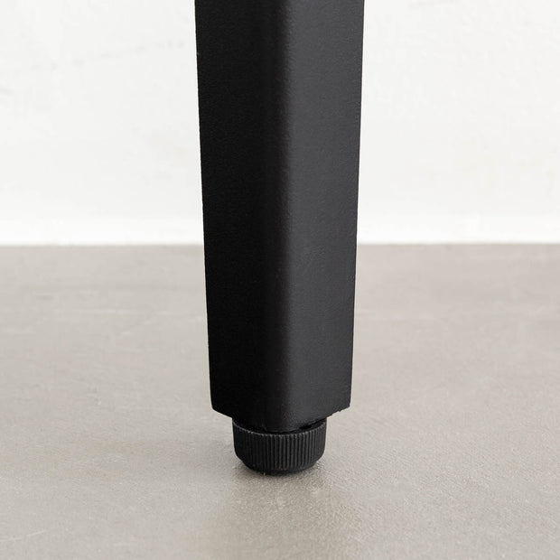 KANADEMONOのブラックチェリー天板とマットブラックのソリッドピン鉄脚を組み合わせたシンプルモダンなテーブル（アジャスター部分）