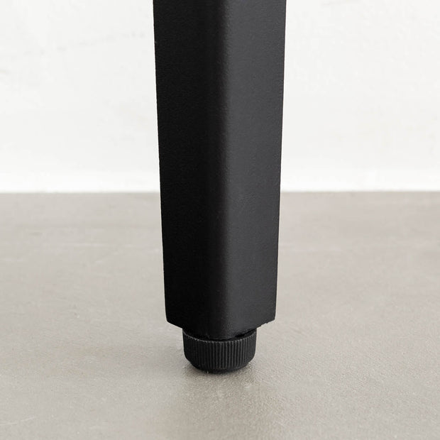 KANADEMONOのホワイトオーク天板とマットブラックのソリッドピン鉄脚を組み合わせたシンプルモダンなテーブル（アジャスター部分）