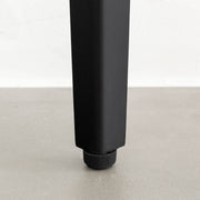 KANADEMONOのウォルナット天板にブラックのソリッドピン鉄脚を組み合わせたシンプルモダンなテーブル（アジャスター部分）
