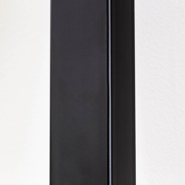 KANADEMONOのパイン材とマットブラックのスクエアバー型の鉄脚を組み合わせたシンプルモダンなテーブル（脚）