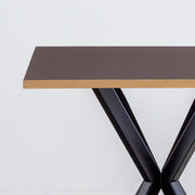 Kanademonoリノリウム Mauveのスクエア天板とデザイン性の高いXラインの脚を組み合わせたカフェテーブル（天板と脚）