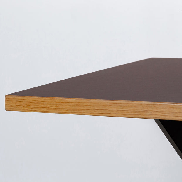 Kanademonoリノリウム Mauveのスクエア天板とデザイン性の高いXラインの脚を組み合わせたカフェテーブル(天板厚み)