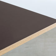 Kanademonoリノリウム Mauveのスクエア天板とデザイン性の高いXラインの脚を組み合わせたカフェテーブル(天板寄り)