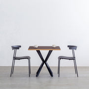 Kanademonoリノリウム Mauveのスクエア天板とデザイン性の高いXラインの脚を組み合わせたカフェテーブルの使用例2
