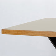 Kanademonoリノリウム Mushroomのスクエア天板とデザイン性の高いXラインの脚を組み合わせたカフェテーブル（天板厚み）